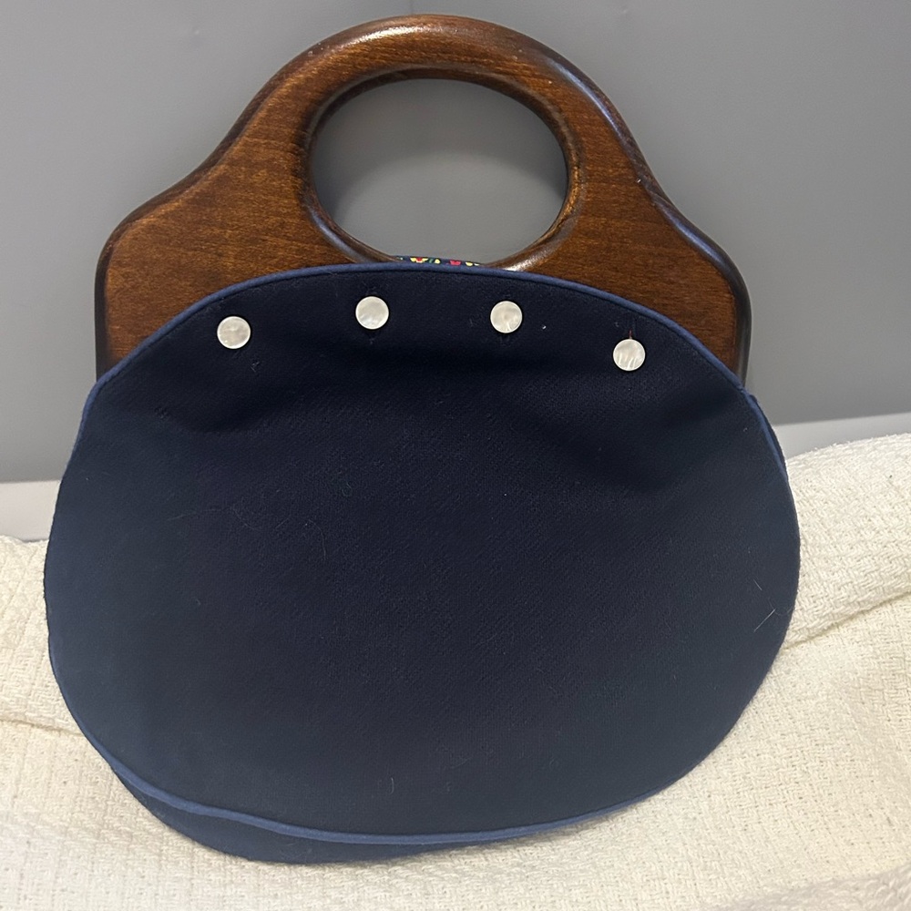 Cute retro looking handbag - Picture 3 of 4